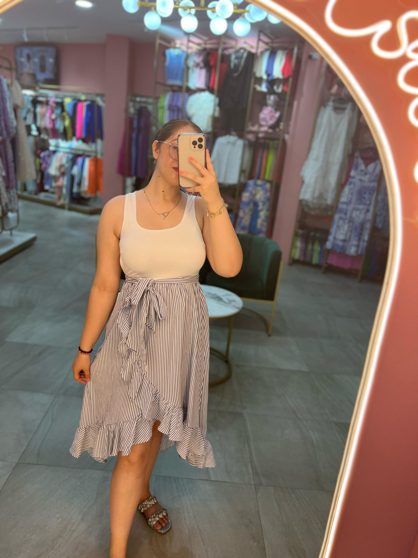 Vestido Blanco de Rayas y Olanes
