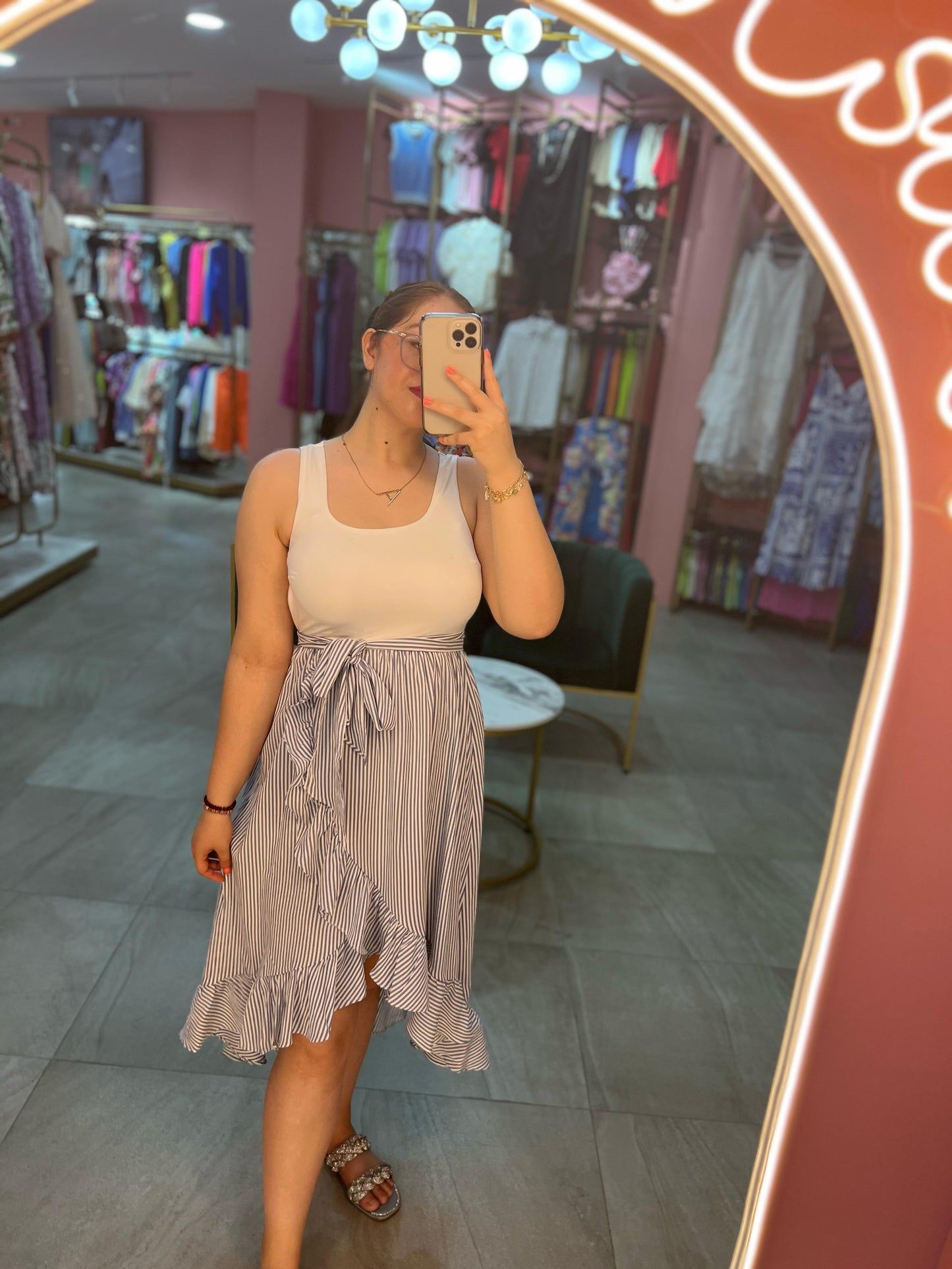 Vestido Blanco de Rayas y Olanes